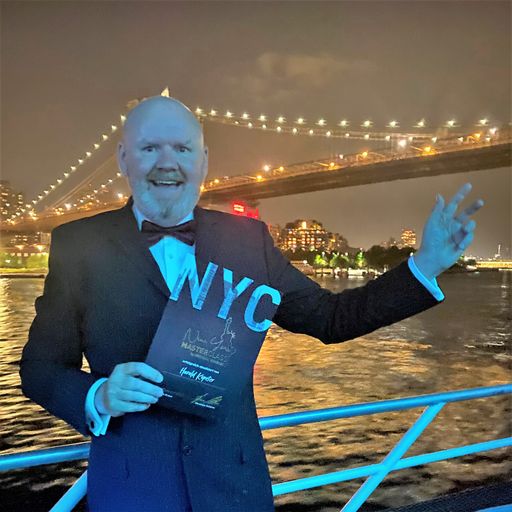 Vorschau Bild von Harald Kopeter bei der Zertifikatsverleihung auf der Yacht am
Hudson River. Im Hintergrund die Skyline von New York.
