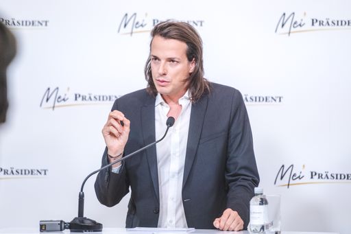 Dominik Wlazny präsentiert bei der Pressekonferenz
seine Themen und Inhalte