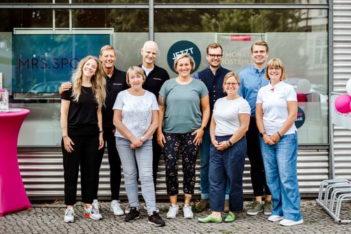 Jan Schmelzle, Geschäftsführer des Deutschen Franchiseverbands,
und Niclas Bönström, Mrs.Sporty-Gründer und Geschäftsführer, und die
Teams vor dem Mrs.Sporty-Club Berlin Westend. / Weiterer Text über
ots und www.presseportal.de/nr/60708 / Die Verwendung dieses Bildes
ist für redaktionelle Zwecke unter Beachtung ggf. genannter
Nutzungsbedingungen honorarfrei. Veröffentlichung bitte mit
Bildrechte-Hinweis.