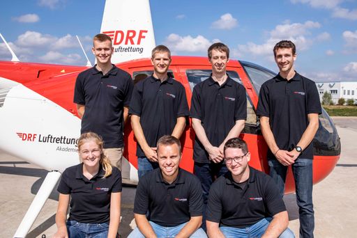 Die erste 7-köpfige Flugschülergruppe, die bei der DRF
Luftrettung zum Berufshubschrauberpiloten ausgebildet wird. /
Weiterer Text über ots und www.presseportal.de/nr/60539 / Die
Verwendung dieses Bildes ist für redaktionelle Zwecke unter
Beachtung ggf. genannter Nutzungsbedingungen honorarfrei.
Veröffentlichung bitte mit Bildrechte-Hinweis.