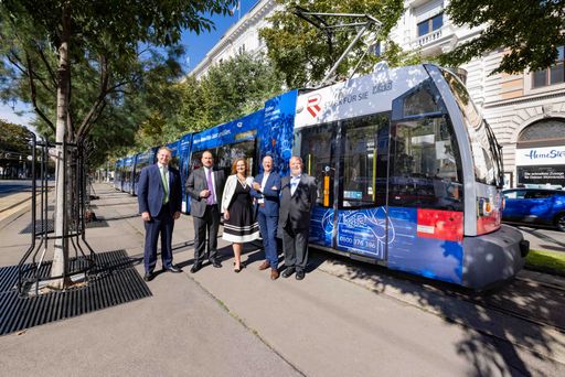 Präsident Dr. Michael Enzinger (2.v.re) und die
RAK-Ausschussmitglieder (v.li.) Mag. Nikolaus Nonhoff, Dr. Andreas
Rudolph, Dr. Alix Frank-Thomasser und Dr. Wolfgang Heufler vor der
Straßenbahn im RAK-Design