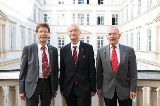 https://www.apa-fotoservice.at/galerie/30186 Am Bild v.l.n.r.:
Werner Götz (Vizepräsident), Dr. Jürgen Em (Präsident), Dr. Wolfgang
Ruso (Vizepräsident)