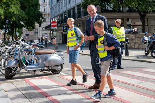 Innenminister mit Schulkinder und Polizisten