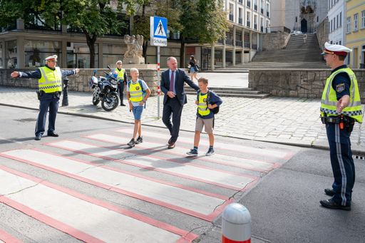 Vorschau Bild von Innenminister mit Schulkinder und Polizisten