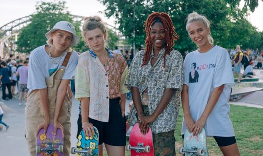 Drehstart für SKATERGIRLZ, v.l.n.r.: Lena Mantler, Sinje
Irslinger, Jobel Mokonzi, Lisa Mantler / Weiterer Text über ots und
www.presseportal.de/nr/12946 / Die Verwendung dieses Bildes ist für
redaktionelle Zwecke unter Beachtung ggf. genannter
Nutzungsbedingungen honorarfrei. Veröffentlichung bitte mit
Bildrechte-Hinweis.
