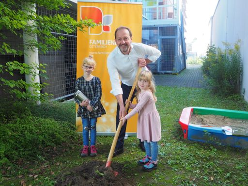  Familienbund-Präsident Bernhard Baier, Magdalena
und Johanna Aspalter und die Zeitkapsel für 2042