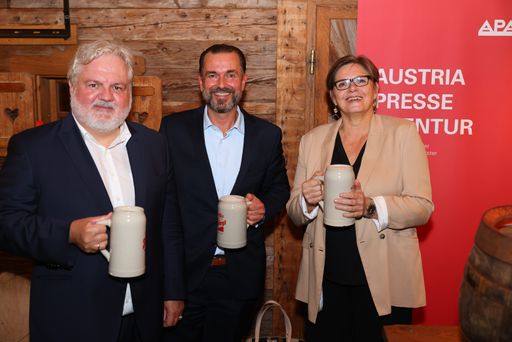Vorschau Bild von APA-Bieriger 2022, v.l.n.r.: Johannes Bruckenberger
(APA-Chefredakteur), Clemens Pig (Vorsitzender der
APA-Geschäftsführung), Karin Thiller (APA-Geschäftsführerin)