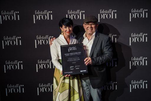  Bettina Fink-Haberl und Hans Peter Fink nehmen den
Preis entgegen.