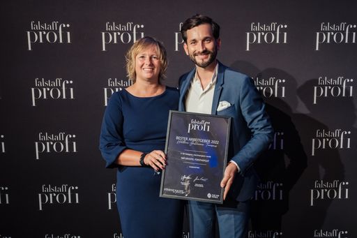 Vorschau Bild von Tanja Marien (HR-Leitung) und Peter Löschberger
(Leitung Guest Experience & Glücksbringer) nehmen den Preis
entgegen.