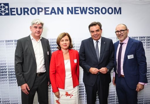 Vorschau Bild von Eröffnung des European Newsroom (enr) in Brüssel, ein
Gemeinschaftsprojekt von 18 europäischen Nachrichtenagenturen.
Patrick Lacroix (CEO, Belga), Vera Jourova (Vizepräsidentin der
Europäischen Kommission), Margaritis Schinas (Vizepräsident der
Europäischen Kommission), Peter Kropsch (CEO, dpa Deutsche
Presse-Agentur) (vlnr) Foto: Christian Charisius, dpa / Weiterer
Text über ots und www.presseportal.de/nr/8218 / Die Verwendung
dieses Bildes ist für redaktionelle Zwecke unter Beachtung ggf.
genannter Nutzungsbedingungen honorarfrei. Veröffentlichung bitte
mit Bildrechte-Hinweis.