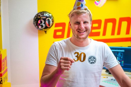 30 Minuten Sendezeit zum 30-er: Antenne Kärnten beglückwünscht
Martin „Hinti“ Hinteregger mit seiner eigenen Sendestunde.