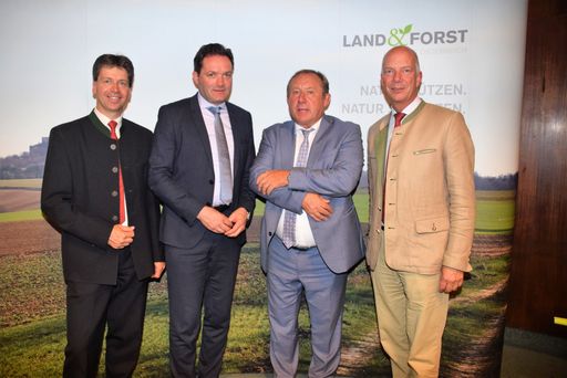  GS Bernhard Budil (LFBÖ), BM Norbert Totschnig, GD
Wolfgang Burtscher und Präsident Felix Montecuccoli (LFBÖ) - von
links nach rechts