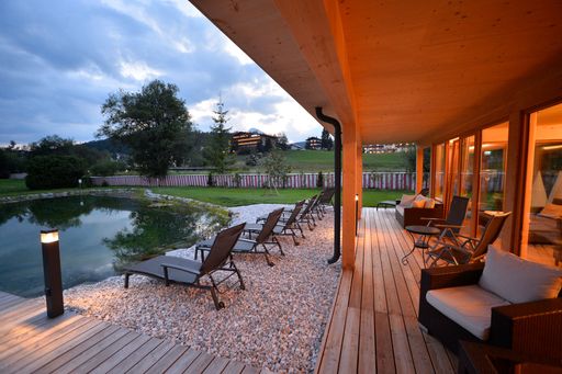  Der Wohlfühl- und Wellnessbereich im Hotel Eden ist
umgeben von der Tiroler Bergwelt und bietet damit den optimalen
Ausgleich zum Wandererlebnis.