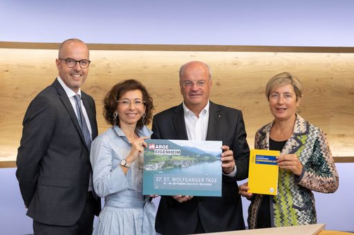 ARGE Eigenheim Pressegespräch Foto: Franz Neumayr
7.9.2022 Beim Auftakt-Pressegespräch der ARGE Eigenheim zu den 27.
St. Wolfganger Tagen v.l.: DI Herwig Pernsteiner (GBV-Obmann-Stv.),
Mag.a Isabella Stickler (Obfrau der Gemeinnützigen Bau-, Wohn- und
Siedlungsgenossenschaft Alpenland St. Pölten), DI Christian Struber
(Bundesobmann der ARGE Eigenheim und Vorsitzender des
GBV-Aufsichtsrates) und NR Mag.a Michaela Steinacker
(GBV-Vorstandsmitglied).