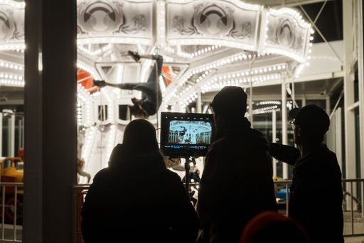 Vorschau Bild von Rupert Höller mit Crew filmt Stefanie Millinger auf
dem Karussell für das Musikvideo zu "Klangkarussell - I Feel Fine"