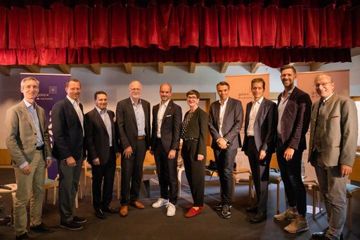 Die Teilnehmenden des Gaia-X Hub Austria Workshops in Alpbach
(vlnr): Mario Drobics (AIT), Tobias Höllwarth (EuroCloud), Roland
Fadrany (Gaia-X AISBL), Thomas Hahn (Siemens AG), Staatssekretär
Florian Tursky (BMF), Sektionschefin Henriette Spyra (BMK), Jochen
Borenich (K-Businesscom), Roland Sommer (Industrie Plattform 4.0),
Christian Tauber (K-Businesscom), Helmut Leopold (AIT)