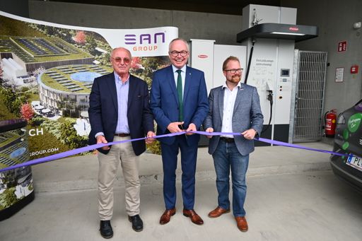  Erich Erber, Stephan Pernkopf und Christoph Artner durchschneiden
das Band und eröffnen die grüne Wasserstoffproduktion und
Betankungsanlage.