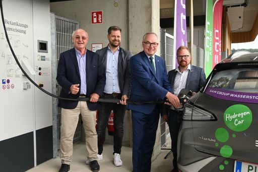 Vorschau Bild von Erich Erber, Martin Blauensteiner und Stephan Pernkopf betanken
ein Wasserstoffauto aus dem Fuhrpark der SAN Group.