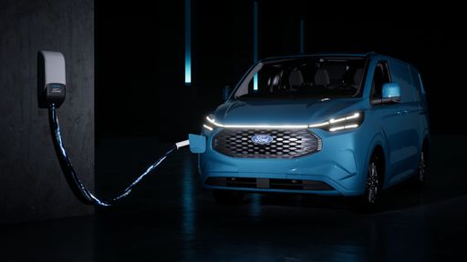 Der serienmäßige Dreiphasen-Wechselstrom-Charger an Bord des
E-Transit Custom lädt dessen Batterie mit 11 kW in knapp acht
Stunden vollständig auf. An einer entsprechenden Schnell-Ladesäule
kann der neue E-Transit Custom seine Batterie mit einer Ladeleistung
von bis zu 125 kW speisen. Um von 15 auf 80 Prozent aufzufüllen,
vergehen rund 41 Minuten. Ein spezielles Ladeprofil steht dabei
extra für den kurzen Zwischenstopp an der E-Tankstelle zur
Verfügung: Tests von Ford haben ergeben, dass fünf Minuten für eine
zusätzliche Reichweite von fast 38 Kilometern genügen. Den aktuellen
Stand des Ladeprozesses können die Nutzer über die FordPass Pro-App
auf ihrem Smartphone auch aus der Ferne abrufen. Weiterer Text über
ots und https://www.ots.at/pressemappe/DE143363 / Die Verwendung
dieses Bildes ist für redaktionelle Zwecke unter Beachtung ggf.
genannter Nutzungsbedingungen honorarfrei. Veröffentlichung bitte
mit Bildrechte-Hinweis.