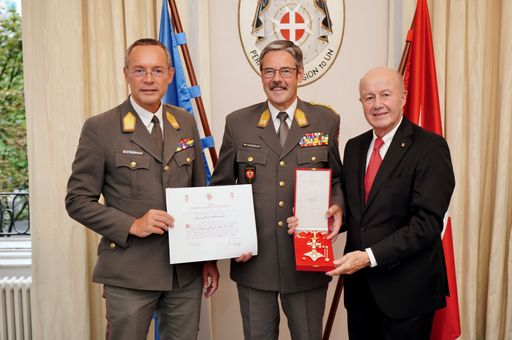 Designierter Generalstabschef Generalmajor Mag.
Rudolf Striedinger (links), Präsident Generalmajor Mag. Erwin
Hameseder & Botschafter Prof. Günther A. Granser bei der
Überreichung des Dekrets und der Insignien