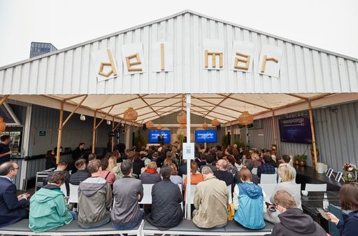 Vorschau Bild von Das scoopcamp-Publikum bei der Eröffnungsrede des Hamburger
Senators für Kultur und Medien, Dr. Carsten Brosda. Im Zentrum des
scoopcamps standen dieses Jahr kreative Lösungswege für eine
zukunftsfähige Finanzierung des Journalismus. / Weiterer Text über
ots und www.presseportal.de/nr/8218 / Die Verwendung dieses Bildes
ist für redaktionelle Zwecke unter Beachtung ggf. genannter
Nutzungsbedingungen honorarfrei. Veröffentlichung bitte mit
Bildrechte-Hinweis.