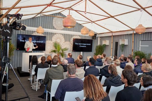 scoop Award-Preisträger Jack Riley bei seiner Keynote auf dem
scoopcamp. Jack Riley, VP Business Development & Revenue Strategy
für die HuffPost und BuzzFeed News und Preisträger des Scoop Awards
2022, spricht auf dem Scoopcamp. Mit den Scoop Awards ehren die
Veranstalter jedes Jahr herausragende Persönlichkeiten der Medien-
und Digitalwirtschaft, die Journalismus weiterdenken und auf
innovative Weise mit den Möglichkeiten neuer Technologien
verknüpfen. / Weiterer Text über ots und www.presseportal.de/nr/8218
/ Die Verwendung dieses Bildes ist für redaktionelle Zwecke unter
Beachtung ggf. genannter Nutzungsbedingungen honorarfrei.
Veröffentlichung bitte mit Bildrechte-Hinweis.