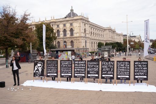 Dominik Wlazny präsentiert seine Plakatkampagne