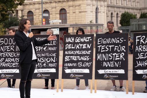 Vorschau Bild von Dominik Wlazny präsentiert seine Plakatkampagne
