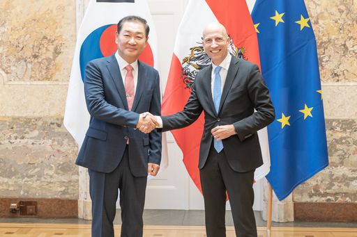  Jong Hee Han, Vice Chairman & CEO von Samsung
Electronics Univ.-Prof. Dr. Martin Kocher, Bundesminister für Arbeit
und Wirtschaft (v.l.n.r)