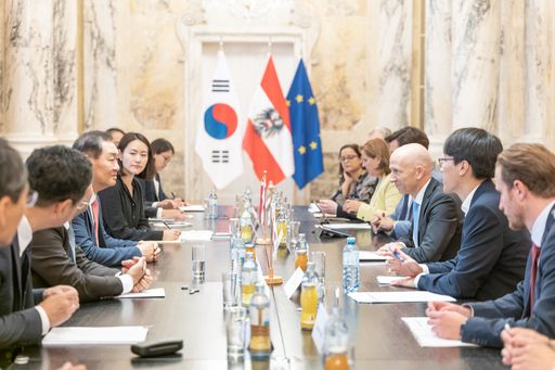 Vorschau Bild von Bundesminister Kocher und Samsung Global CEO Han
für die Intensivierung der erfolgreichen Wirtschaftsbeziehungen