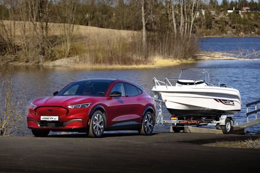 Dank neuer Features werden der Ford Mustang Mach-E und der Ford
Mustang Mach-E GT noch attraktiver für Kunden, die auf ein
reinrassiges Elektrofahrzeug umsteigen wollen: Die hochwertigen
Ausstattungsmerkmale, die bisher exklusiv für die Allrad-Varianten
serienmäßig verfügbar waren (unter anderem Matrix LED-Scheinwerfer,
19-Zoll-Felgen, rot lackierte Bremssättel, Dachhimmel in schwarz,
Ambiente-Beleuchtung), gehören jetzt auch für den Mustang Mach-E mit
Heckantrieb und "großer" Batterie (Extended Range) zum Lieferumfang
ab Werk.