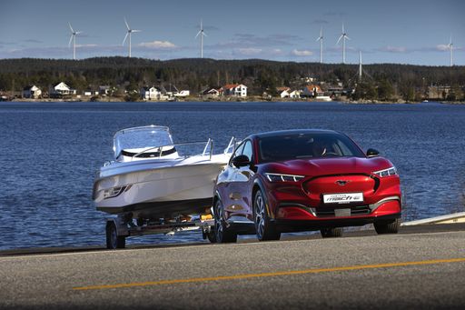 Vorschau Bild von Dank neuer Features werden der Ford Mustang Mach-E und der Ford
Mustang Mach-E GT noch attraktiver für Kunden, die auf ein
reinrassiges Elektrofahrzeug umsteigen wollen: Die hochwertigen
Ausstattungsmerkmale, die bisher exklusiv für die Allrad-Varianten
serienmäßig verfügbar waren (unter anderem Matrix LED-Scheinwerfer,
19-Zoll-Felgen, rot lackierte Bremssättel, Dachhimmel in schwarz,
Ambiente-Beleuchtung), gehören jetzt auch für den Mustang Mach-E mit
Heckantrieb und "großer" Batterie (Extended Range) zum Lieferumfang
ab Werk.