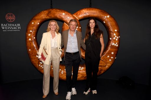 Vorschau Bild von Eröffnungsfeier "Tegernsee Phantastisch" am 11. September 2022 /
Maria Furtwängler, Korbinian Kohler (Inhaber Hotel Bussi Baby, Spa &
Resort Bachmair Weissach, Pop-Up Lodge Wildbad Kreuth,
See-Apartments, Betreiber Clubhaus Tegernsee, Berghotel Altes
Wallberghaus), Christiane zu Salm Tegernsee Phantastisch/ Spa &
Resort Bachmair Weissach am Tegernsee am 11.09.2022 (c.)
TEGRNSEE_PHANTASISCH / Weiterer Text über ots und
www.presseportal.de/nr/163550 / Die Verwendung dieses Bildes ist für
redaktionelle Zwecke unter Beachtung ggf. genannter
Nutzungsbedingungen honorarfrei. Veröffentlichung bitte mit
Bildrechte-Hinweis.