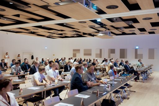 Vorschau Bild von Über 120 Teilnehmer:innen aus über 70 Unternehmen
lauschten gespannt dem Beitrag von Katharina Wohlrab