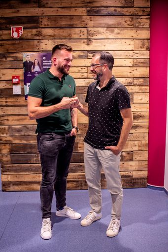  v.l.n.r. Michał Mysiak (SDA) und József Boda
(Codecool) freuen sich auf eine strahlende Zukunft