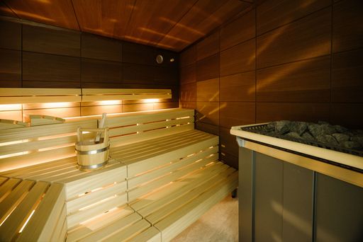 Das Fire & Ice Spa ist wie sein namensgebender Film ein Feuerwerk
der Sinneseindrücke. Hier kommen Körper und Geist in Einklang. Die
Feuer-Sauna widmet sich mit ihrem heiß-trockenen Klima dem Element
Feuer. Schweißtreibende Aufgüsse sind hier unumgänglich und fördern
das Kreislauftraining und die Durchblutung. / Weiterer Text über ots
und www.presseportal.de/nr/80312 / Die Verwendung dieses Bildes ist
für redaktionelle Zwecke unter Beachtung ggf. genannter
Nutzungsbedingungen honorarfrei. Veröffentlichung bitte mit
Bildrechte-Hinweis.