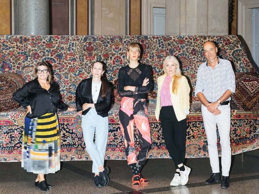 Jury MAK-Schindler-Stipendien 2023/2024 (v. l. n.
r.): Lilli Hollein (Generaldirektorin und wissenschaftliche
Geschäftsführerin, MAK), Susanna Koeberle (Journalistin, Autorin und
Kuratorin), Maruša Sagadin (Künstlerin), Tereza Kotyk
(Filmregisseurin, Autorin und Kuratorin) und Harald Trapp (Architekt
und Soziologe)
