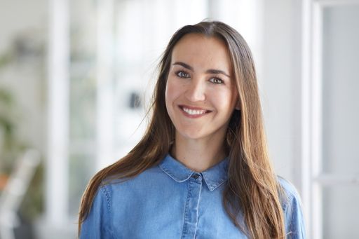 Vorschau Bild von Katharina Renner, PR & Kommunikation IP Österreich: "Selbst wenn
es der 4. Anlauf ist – es sind so viele Anläufe notwendig, bis man
keine Kopfschmerzen mehr hat. Bevor man sich müht und ewig darüber
nachdenkt, lieber ins kalte Wasser springen und sich trauen – bis
man wieder mit Freude ins CRM einsteigt, anstatt mit Angst oder
Panik."