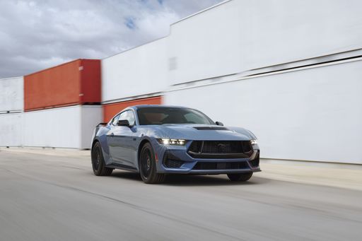 Die legendäre Mustang-Baureihe startet neu durch: Die Ford Motor
Company hat nach europäischer Zeit heute am frühen Morgen die siebte
Generation des berühmten Pony-Cars auf der North American
International Auto Show (NAIAS) präsentiert. Die jüngste Auflage des
meistverkauften Sportwagens der Welt geht erneut als Coupé und
Cabriolet an den Start und wird voraussichtlich ab Spätsommer 2023
auch in Österreich bestellbar sein. Zu den markantesten Merkmalen
zählen ein neu gestaltetes, rein digitales Cockpit, ein weiter
verbesserter V8-Motor und ein nochmals schärferes Design. Das
Ergebnis: ein echter Mustang, der seine Vorgänger in puncto
Performance und Fahrspaß übertreffen wird. / Weiterer Text über ots
und https://www.ots.at/pressemappe/DE143363 / Die Verwendung dieses
Bildes ist für redaktionelle Zwecke unter Beachtung ggf. genannter
Nutzungsbedingungen honorarfrei. Veröffentlichung bitte mit
Bildrechte-Hinweis.