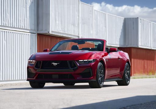 Vorschau Bild von Auch das traditionell "Convertible" genannte Mustang Cabriolet
führt das Erbe seiner Ahnen fort und bietet das entspannende Gefühl
maximaler Kopf-Freiheit. Das vollständig gefütterte Stoffverdeck
öffnet und schließt mit jeweils einem Knopfdruck. Die kompakte
Dachkonstruktion ermöglicht im Zusammenspiel mit der unabhängigen
Hinterrad-Aufhängung einen bemerkenswert großen Kofferraum, der zwei
Golftaschen Platz bietet. / Weiterer Text über ots und
https://www.ots.at/pressemappe/DE143363 / Die Verwendung dieses
Bildes ist für redaktionelle Zwecke unter Beachtung ggf. genannter
Nutzungsbedingungen honorarfrei. Veröffentlichung bitte mit
Bildrechte-Hinweis.