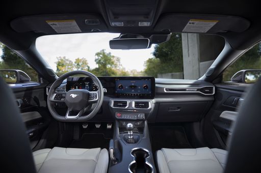 Vorschau Bild von Unter der scharfen Silhouette der siebten Mustang-Generation
verbirgt sich das auf den Fahrer ausgerichtete und technologisch
fortschrittlichste Cockpit in der fast 60-jährigen Geschichte dieser
Sportwagen-Ikone. Es vereint in sich das Beste aus der
Vergangenheit, der Gegenwart und der Zukunft. Bemerkenswerteste
Neuerung ist die fließend-offen gestaltete Bildschirmleiste. Sie
löst den traditionell doppelstöckig gestalteten oberen
Armaturenträger ab. Hinter dem neuen, unten abgeflachten
Sportlederlenkrad befindet sich eine digitale 12,4-Zoll-
Instrumententafel. Sie kann unterschiedliche, vom Fahrer individuell
anpassbare Layouts anzeigen, darunter auch spezielle
Instrumenten-Konfigurationen für die einzelnen Drive Mode-Programme.
/ Weiterer Text über ots und https://www.ots.at/pressemappe/DE143363
/ Die Verwendung dieses Bildes ist für redaktionelle Zwecke unter
Beachtung ggf. genannter Nutzungsbedingungen honorarfrei.
Veröffentlichung bitte mit Bildrechte-Hinweis.