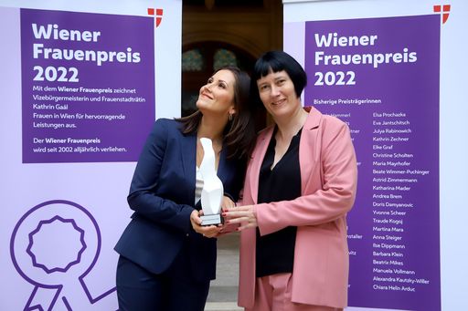 Verleihung des Wiener Frauenpreis 2022 durch VBgmIn
Kathrin Gaál. Preisträgerinnen des Frauenpreises 2022 in der
Kategorie Netzwerke Alexandra Wachter und Martina Madner