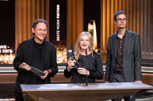 Vorschau Bild von Eldorado KaDeWe - Jetzt ist unsere Zeit: v.l.n.r. Tommi Eckart,
Inga Humpe, Matthias Petsche / Weiterer Text über ots und
www.presseportal.de/nr/12946 / Die Verwendung dieses Bildes ist für
redaktionelle Zwecke unter Beachtung ggf. genannter
Nutzungsbedingungen honorarfrei. Veröffentlichung bitte mit
Bildrechte-Hinweis.