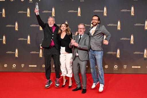 Vorschau Bild von "LOL - Last One Laughing": v.l.n.r. Otto Steiner, Anna Franz,
Volker Neuenhoff, Philip Pratt / Weiterer Text über ots und
www.presseportal.de/nr/12946 / Die Verwendung dieses Bildes ist für
redaktionelle Zwecke unter Beachtung ggf. genannter
Nutzungsbedingungen honorarfrei. Veröffentlichung bitte mit
Bildrechte-Hinweis.