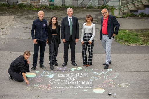 Die Kampagne REBELS OF CHANGE nimmt Fahrt auf.
Südwind-Geschäftsführer Konrad Rehling, Sängerin Sophie
Schicketmüller, ADA-Geschäftsführer Dr. Friedrich Stift, Aktivistin
Paulina Exner und Günther Ogris, Geschäftsführer des
Sozialforschungsinstituts SORA. In den nächsten Monaten werden die
REBELS OF CHANGE zahlreiche Aktionen im Sinne der 17
Nachhaltigkeitsziele umsetzen.