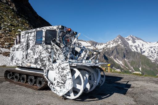 Vorschau Bild von Ralo Mayer foliert die legendäre
Rotations-Schneefräse „Eisbändiger“ von Ing. Wallack aus 1954, einem
Prototypen für die Naturbeherrschung durch Technik, mit einem
grafischen Muster aus Geschichte(n) der Strasse. Die Schneefräse
wird dadurch zum „Erlkönig”, wie die Testfahrzeuge von
Autoherstellern, die am Glockner ihre Bewährungsprobe erfahren.