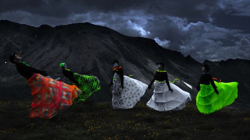 Vorschau Bild von Thomas Hörl, Peter Kozek und Victor Jaschke zeigen
in einem kleinen Non-Stop Auto-Kino ihren Film LICHTHÖHE, der 2020
vorrangig zu Nachtzeiten gedreht wurde, als die Film-Crew den Berg
ganz für sich alleine hatte. Die bezaubernden traumartigen Bilder
werden hier an einer Geländekante neben dem Naturkundehaus der
touristischen Realität gegenübergestellt.