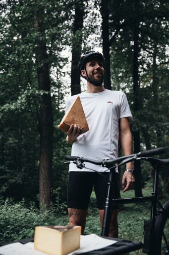 Lastenradfahrer Henning Sydow mit Alpkäse von Alma