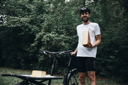 Vorschau Bild von Lastenradfahrer Henning Sydow mit Alpkäse von Alma