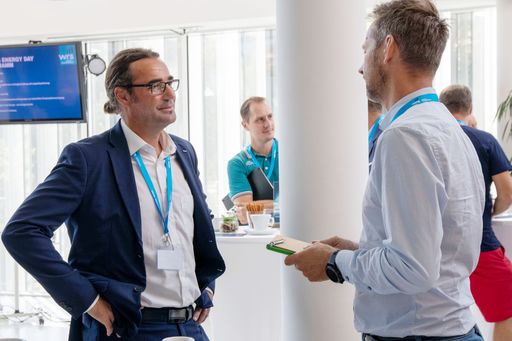 Vorschau Bild von WRS Energie- und Anlagentechnik-Bereichsleiter DI
Dr. Daniel Huber im Gespräch mit einem Besucher
